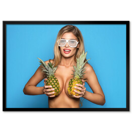Plakat w ramie Uśmiechnięta kobieta trzymająca ananasy