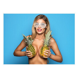 Plakat Uśmiechnięta kobieta trzymająca ananasy