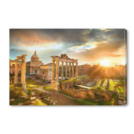 Ruiny Romańskiego Forum w Rzymie podczas wschodu słońca