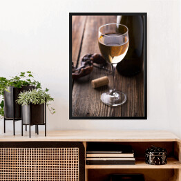 Obraz w ramie Kieliszek wina, butelki i korkociąg