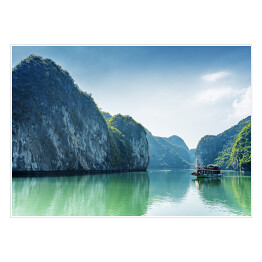 Plakat samoprzylepny Turystyczna łódź w zatoce, Wietnam