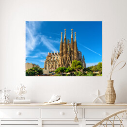 Plakat samoprzylepny Fasada Katedry Sagrada Familia w Barcelonie w letni dzień