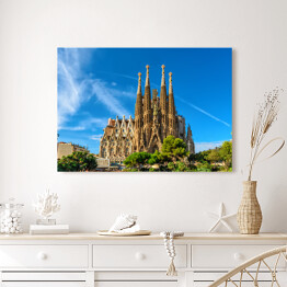 Fasada Katedry Sagrada Familia w Barcelonie w letni dzień