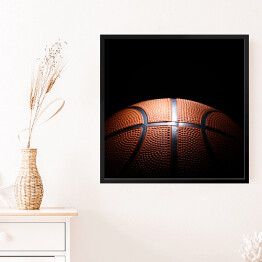 Obraz w ramie Miejscowo oświetlona piłka do koszykówki