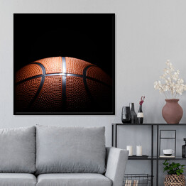 Plakat w ramie Miejscowo oświetlona piłka do koszykówki