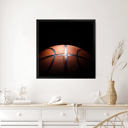 Obraz w ramie Miejscowo oświetlona piłka do koszykówki