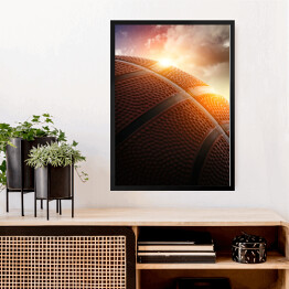 Obraz w ramie Piłka do koszykówki oświetlona zachodzącym słońcem