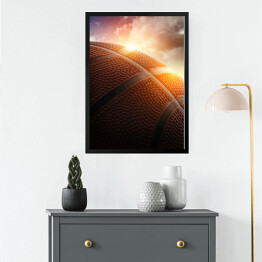 Obraz w ramie Piłka do koszykówki oświetlona zachodzącym słońcem