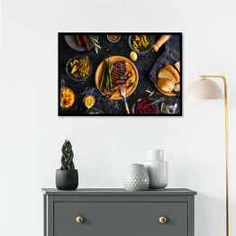 Plakat w ramie Stek z polędwicy wołowej z marynowanymi warzywami, ogórkiem, kapustą, dressingiem, marynowaną papryką