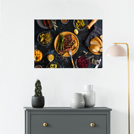 Plakat samoprzylepny Stek z polędwicy wołowej z marynowanymi warzywami, ogórkiem, kapustą, dressingiem, marynowaną papryką