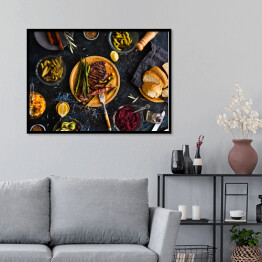 Plakat w ramie Stek z polędwicy wołowej z marynowanymi warzywami, ogórkiem, kapustą, dressingiem, marynowaną papryką