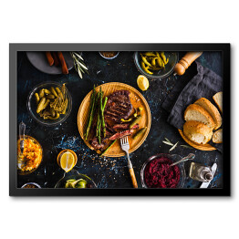 Obraz w ramie Stek z polędwicy wołowej z marynowanymi warzywami, ogórkiem, kapustą, dressingiem, marynowaną papryką
