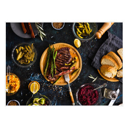 Plakat Stek z polędwicy wołowej z marynowanymi warzywami, ogórkiem, kapustą, dressingiem, marynowaną papryką
