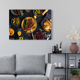 Obraz na płótnie Stek z polędwicy wołowej z marynowanymi warzywami, ogórkiem, kapustą, dressingiem, marynowaną papryką