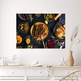 Plakat Stek z polędwicy wołowej z marynowanymi warzywami, ogórkiem, kapustą, dressingiem, marynowaną papryką