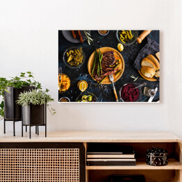 Obraz na płótnie Stek z polędwicy wołowej z marynowanymi warzywami, ogórkiem, kapustą, dressingiem, marynowaną papryką