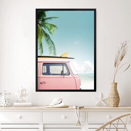 Obraz w ramie Vintage samochód zaparkowany na tropikalnej plaży (morze) z deską surfingową na dachu