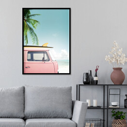 Plakat w ramie Vintage samochód zaparkowany na tropikalnej plaży (morze) z deską surfingową na dachu