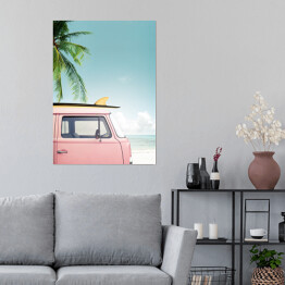 Plakat samoprzylepny Vintage samochód zaparkowany na tropikalnej plaży (morze) z deską surfingową na dachu