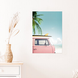 Plakat Vintage samochód zaparkowany na tropikalnej plaży (morze) z deską surfingową na dachu