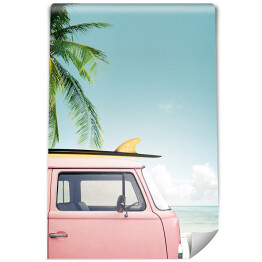 Fototapeta winylowa zmywalna Vintage samochód zaparkowany na tropikalnej plaży (morze) z deską surfingową na dachu