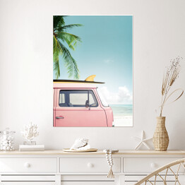 Plakat samoprzylepny Vintage samochód zaparkowany na tropikalnej plaży (morze) z deską surfingową na dachu
