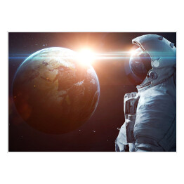Plakat Astronauta w kosmosie podziwiający Słońce wyłaniające się zza planety