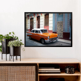Obraz w ramie Pomarańczowy amerykański samochod na przedmieściach Hawany
