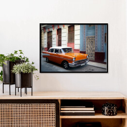 Plakat w ramie Pomarańczowy amerykański samochod na przedmieściach Hawany