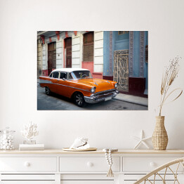 Plakat samoprzylepny Pomarańczowy amerykański samochod na przedmieściach Hawany