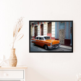 Obraz w ramie Pomarańczowy amerykański samochod na przedmieściach Hawany