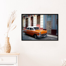 Plakat w ramie Pomarańczowy amerykański samochod na przedmieściach Hawany