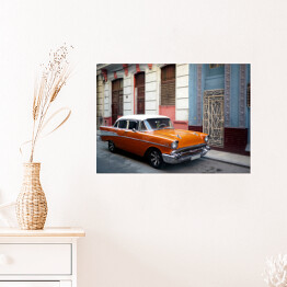 Plakat samoprzylepny Pomarańczowy amerykański samochod na przedmieściach Hawany