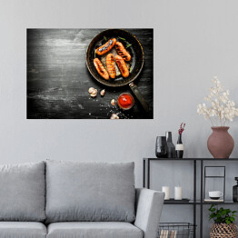 Plakat Smażone kiełbaski z czosnkiem i sosem pomidorowym na patelni