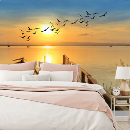 Fototapeta winylowa zmywalna Zachód słońca i ptaki w locie nad morzem