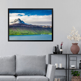 Obraz w ramie Powulkaniczna góra nad fjordami, Islandia