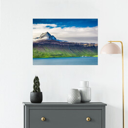 Plakat samoprzylepny Powulkaniczna góra nad fjordami, Islandia