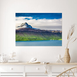 Plakat samoprzylepny Powulkaniczna góra nad fjordami, Islandia