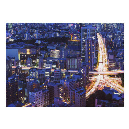 Plakat samoprzylepny Widok z lotu ptaka na ogromne skrzyżowanie miasta nocą