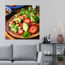 Plakat samoprzylepny Truskawka, awokado, sałata z orzechami nerkowca na talerzu na ciemnym drewnie 