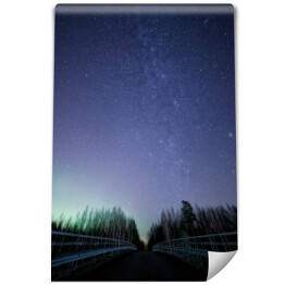 Fototapeta Nocne niebo pełne gwiazd, z mostem oświetlonym Zorzą Polaną rna pierwszym planie