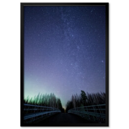 Plakat w ramie Nocne niebo pełne gwiazd, z mostem oświetlonym Zorzą Polaną rna pierwszym planie