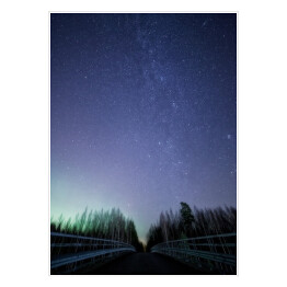 Plakat samoprzylepny Nocne niebo pełne gwiazd, z mostem oświetlonym Zorzą Polaną rna pierwszym planie