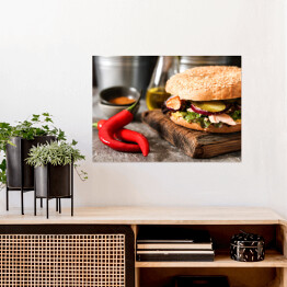 Plakat Bajgiel z sałatą i pieczonym łososiem na drewnianej desce