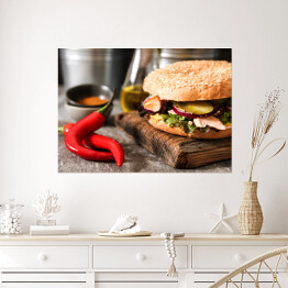 Plakat samoprzylepny Bajgiel z sałatą i pieczonym łososiem na drewnianej desce