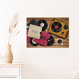 Plakat Gramofon i rozrzucone płyty winylowe na drewnianym tle
