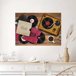 Plakat Gramofon i rozrzucone płyty winylowe na drewnianym tle