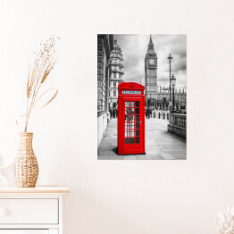 Plakat samoprzylepny Czerwona budka telefoniczna w Londynie w odcieniach szarości