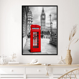 Plakat w ramie Czerwona budka telefoniczna w Londynie w odcieniach szarości