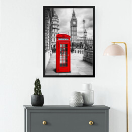 Obraz w ramie Czerwona budka telefoniczna w Londynie w odcieniach szarości